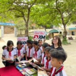 Boeken gedoneerd in Vietnam voor kinderdag